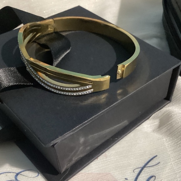🖤Gorgeous Gold Plated Crossover infinity bracelet bangle - Picture 16 of 17